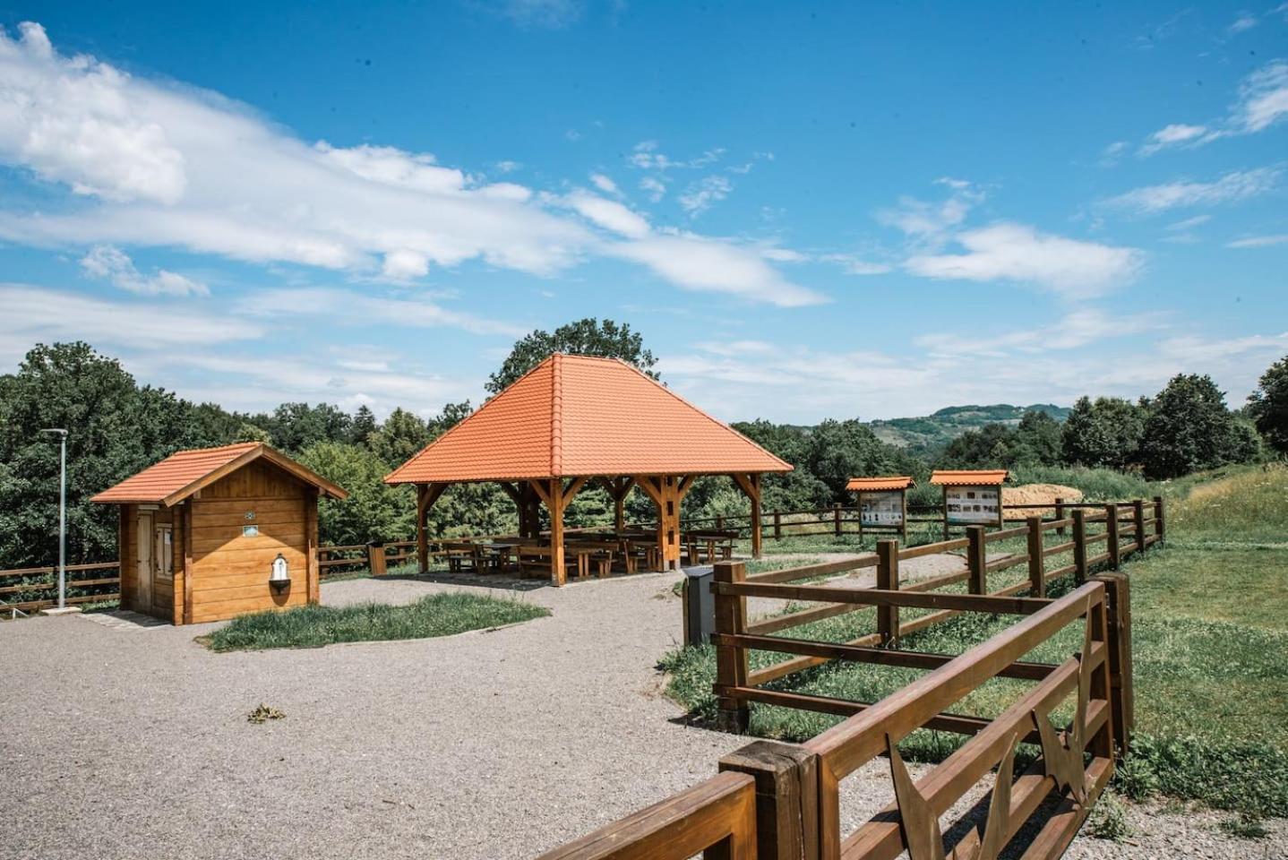 Wooden House Near The River Kupa Kamanje ภายนอก รูปภาพ